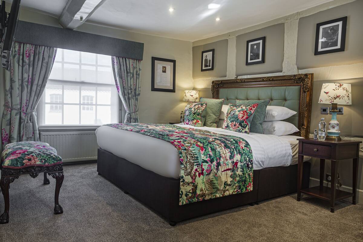 deluxe double room | 1 bedroom, desk, blackout curtains, iron/ironing board