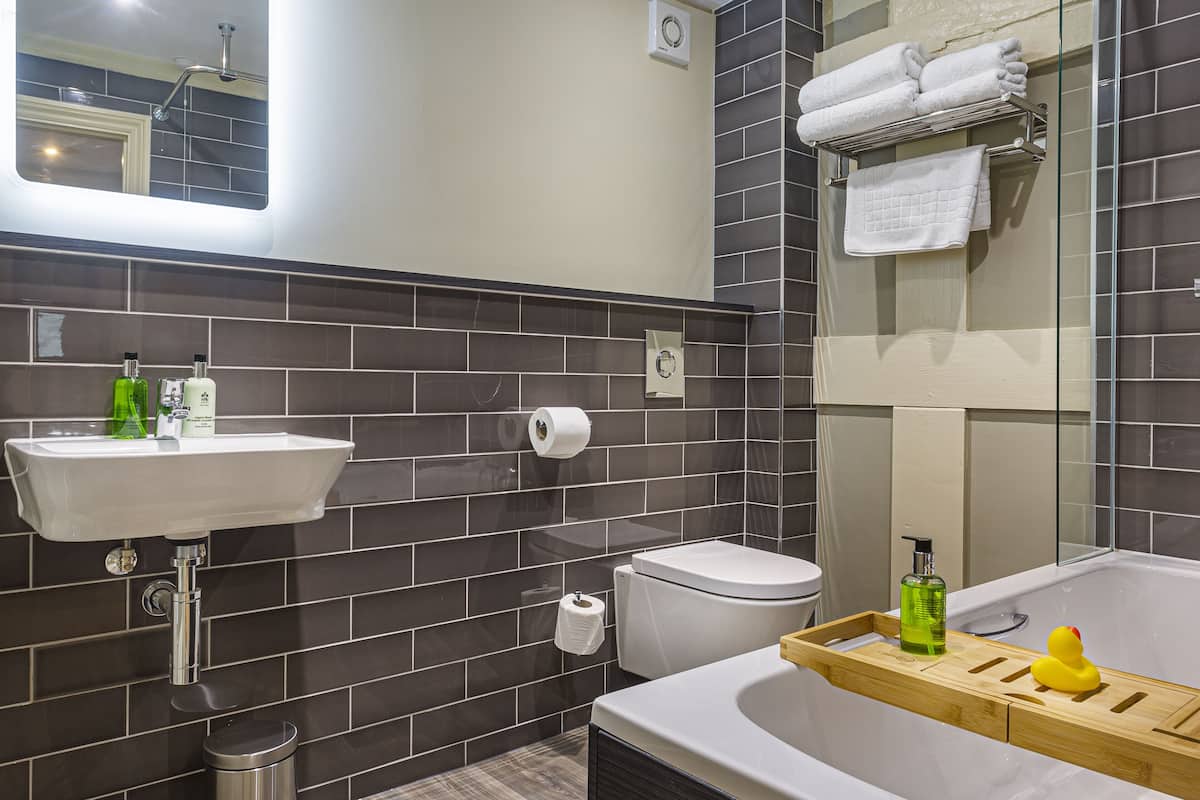 superior double room | bathroom | free toiletries, hair dryer, bathrobes, slippers