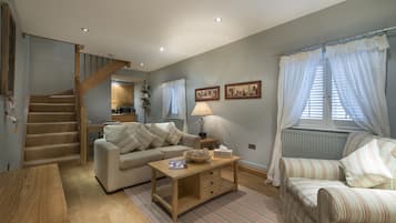 Deluxe Cottage | Living area | 40-inch flat-screen TV with cable channels, TV