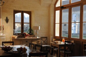 Se sirven almuerzos y cenas, cocina regional