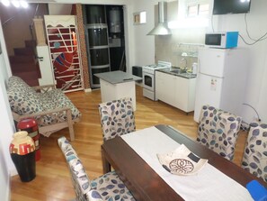 Apartment, 1 Bedroom (Back) | 1 bedroom, free WiFi, bed sheets - Casas en MDQ Cordoba by EF (Mar del Plata)