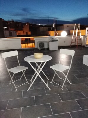 Deluxe driepersoonskamer, 1 slaapkamer, terras, uitzicht op de stad (Via Oberdan,134 Canosa) | Terras