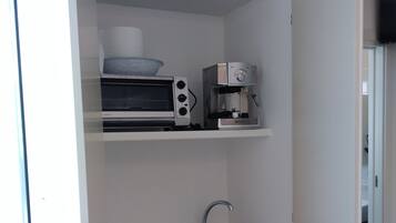 Frigorifero, microonde, forno, piano cottura