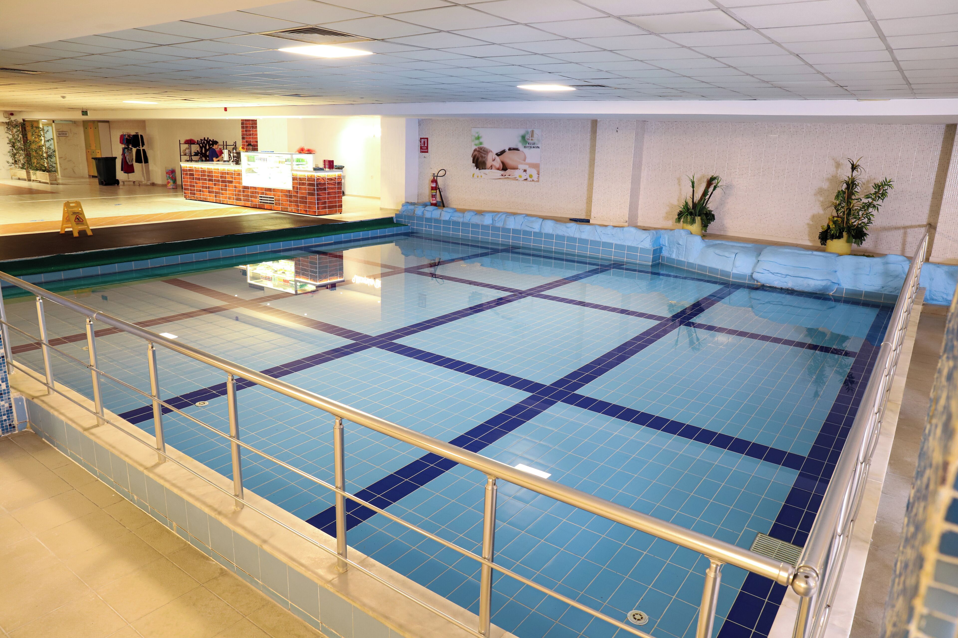 Una piscina techada, camas de piscina gratis
