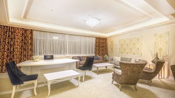 Royal-Suite | Minibar, Zimmersafe, Schreibtisch, laptopgeeigneter Arbeitsplatz
