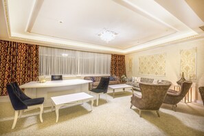 Suite Royal | Minibar, caja fuerte, escritorio y espacio para trabajar con un portátil