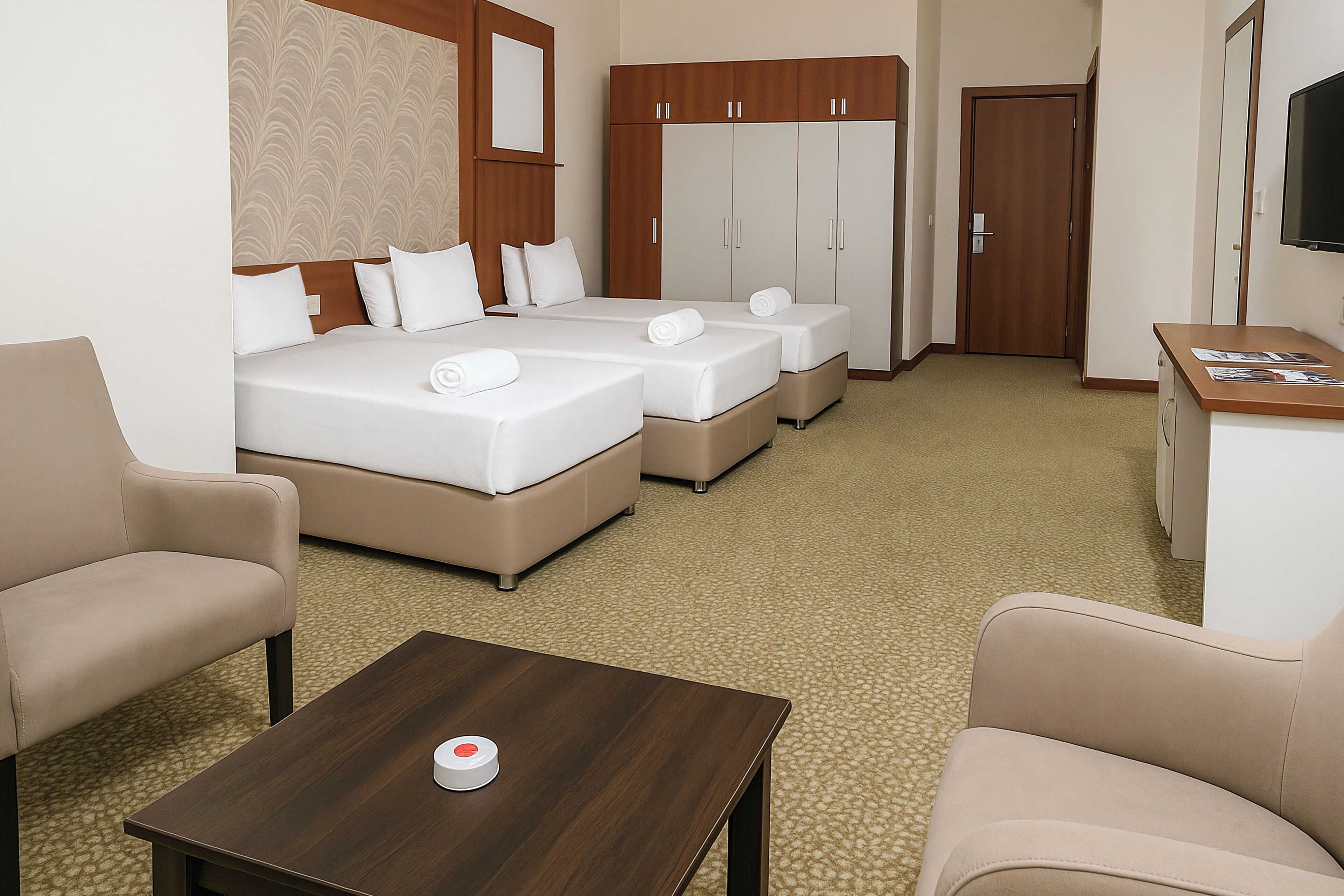 Minibar, coffres-forts dans les chambres, bureau