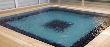Indoor spa tub