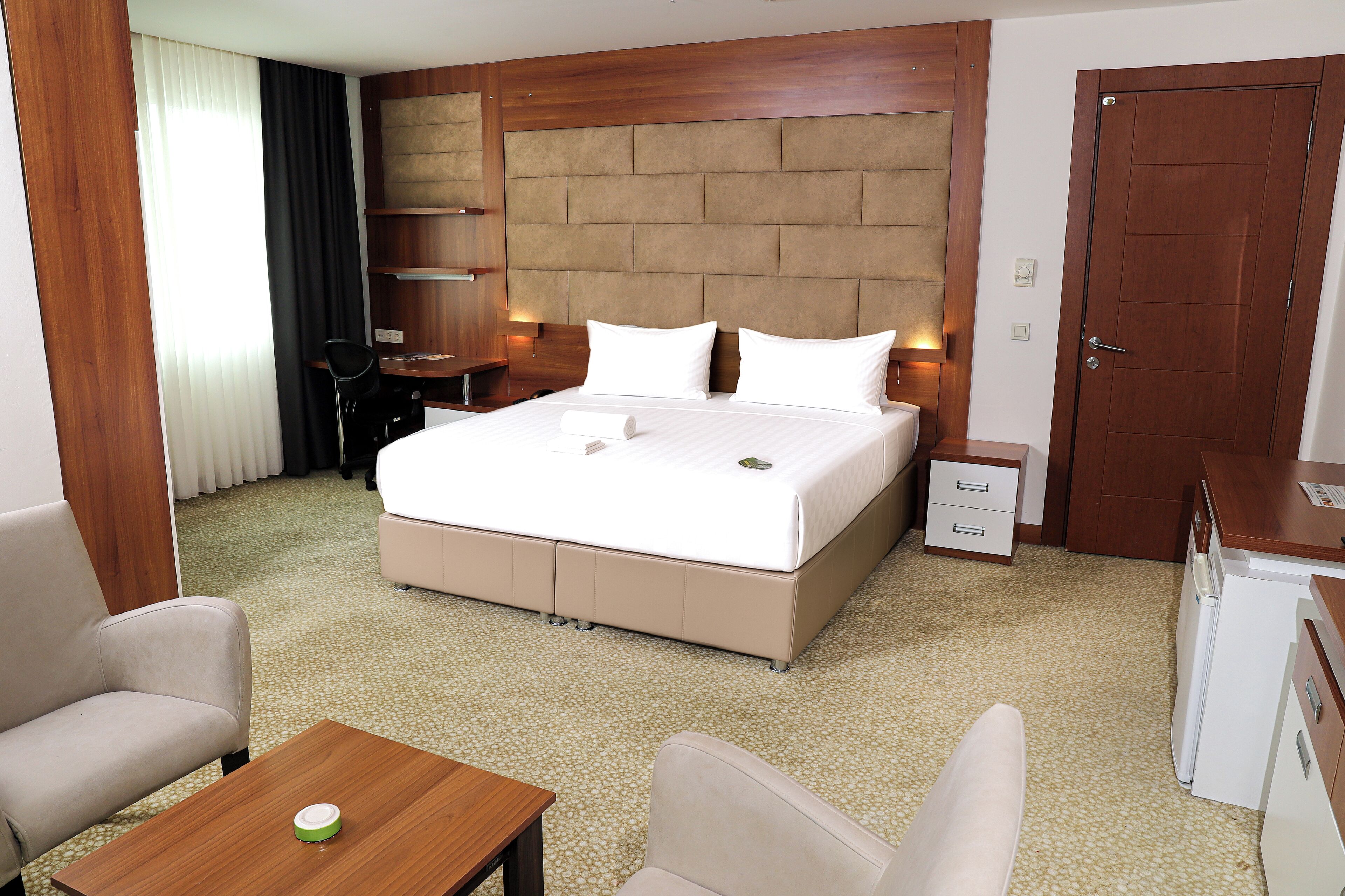 Minibar, coffres-forts dans les chambres, bureau