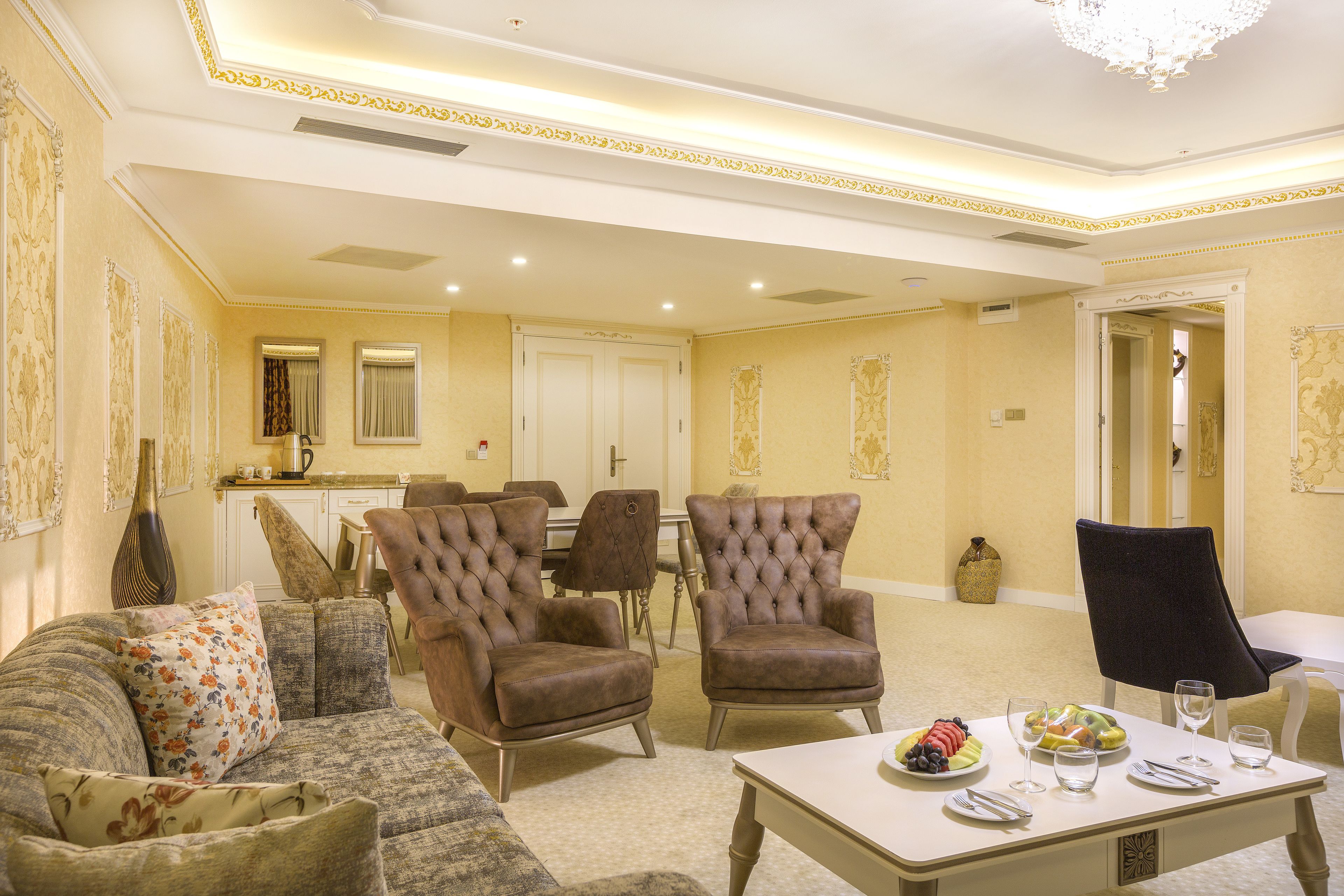 Minibar, caja de seguridad en la habitación y escritorio 