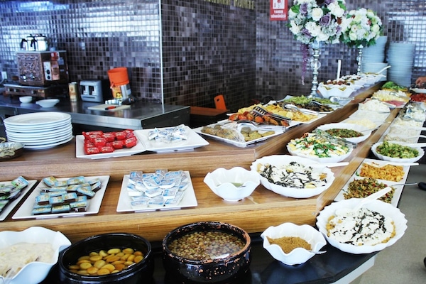 بوفيه فطور مجانًا يوميًا