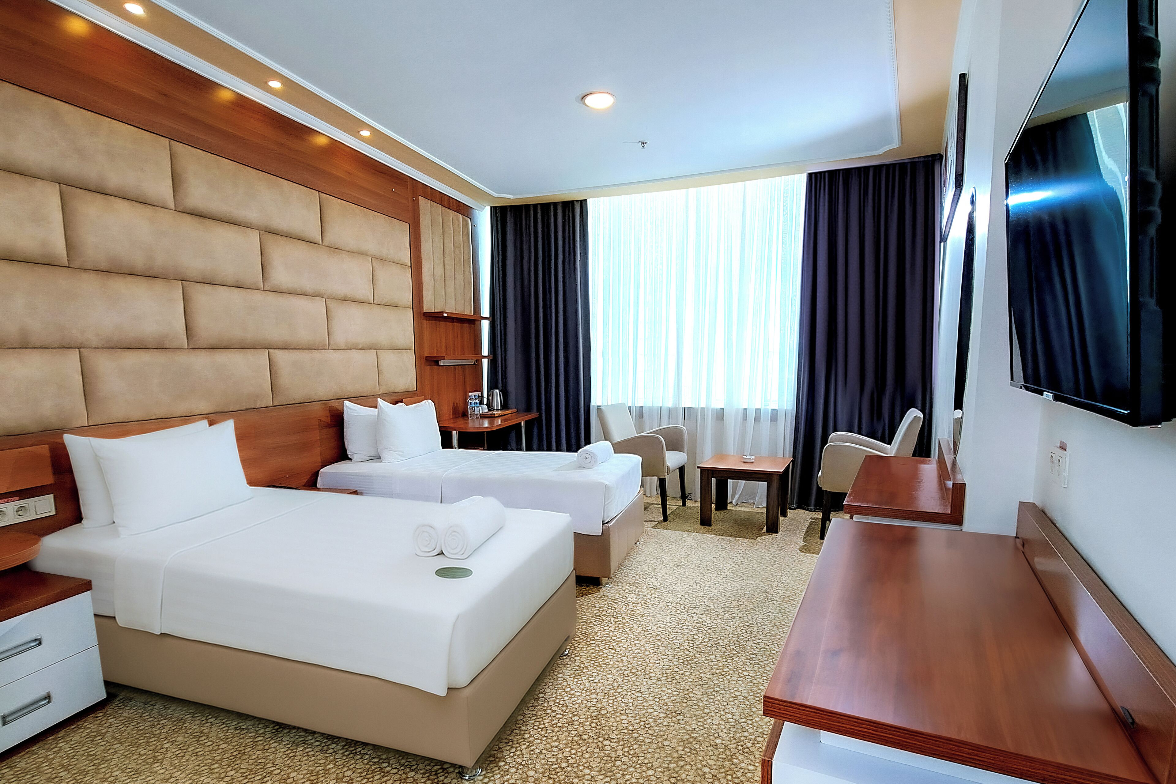 Minibar, coffres-forts dans les chambres, bureau