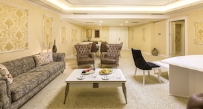 Royal Suite | Minibar, in-room safe, desk, laptop workspace - Kule Hotel & Spa (Gaziantep)