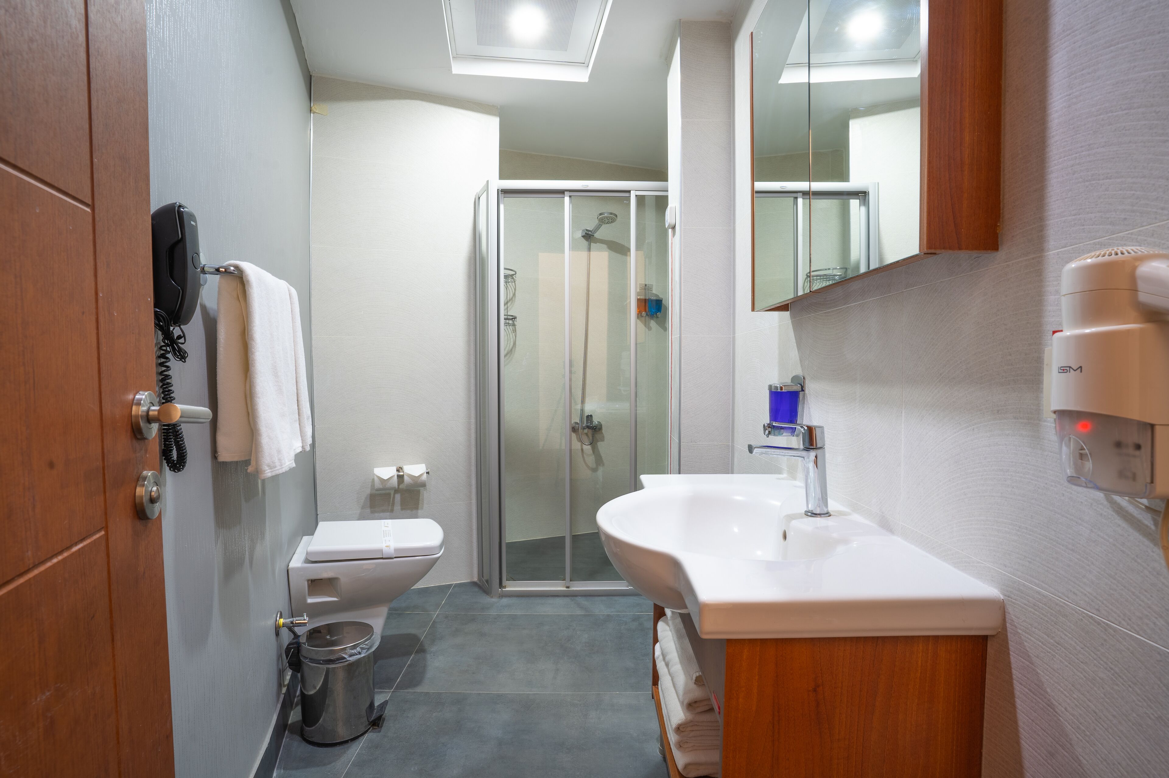 standard quadruple room | bathroom | shower, free toiletries, hair dryer, bathrobes