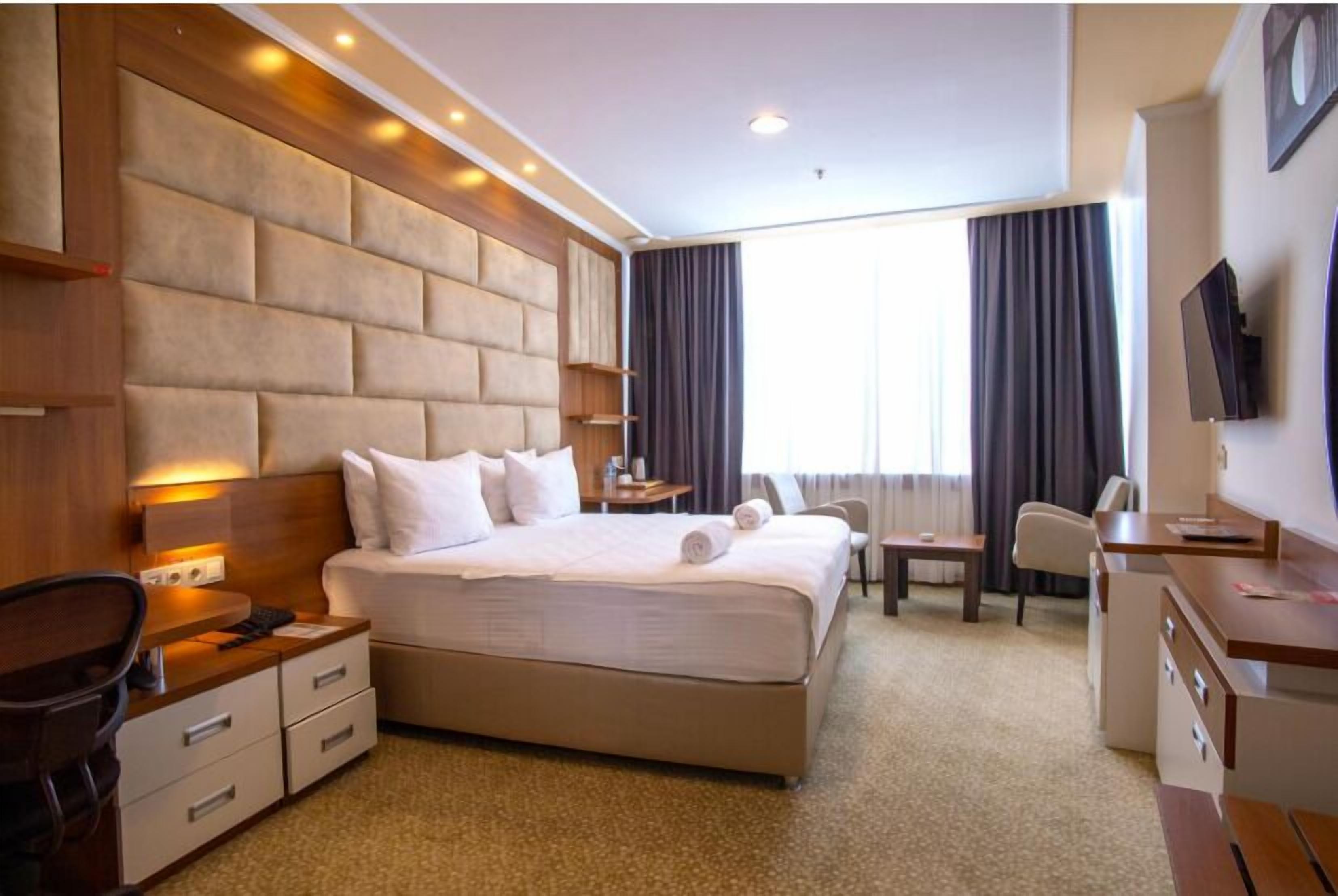 Standard Room | Minibar, in-room safe, desk, laptop workspace
