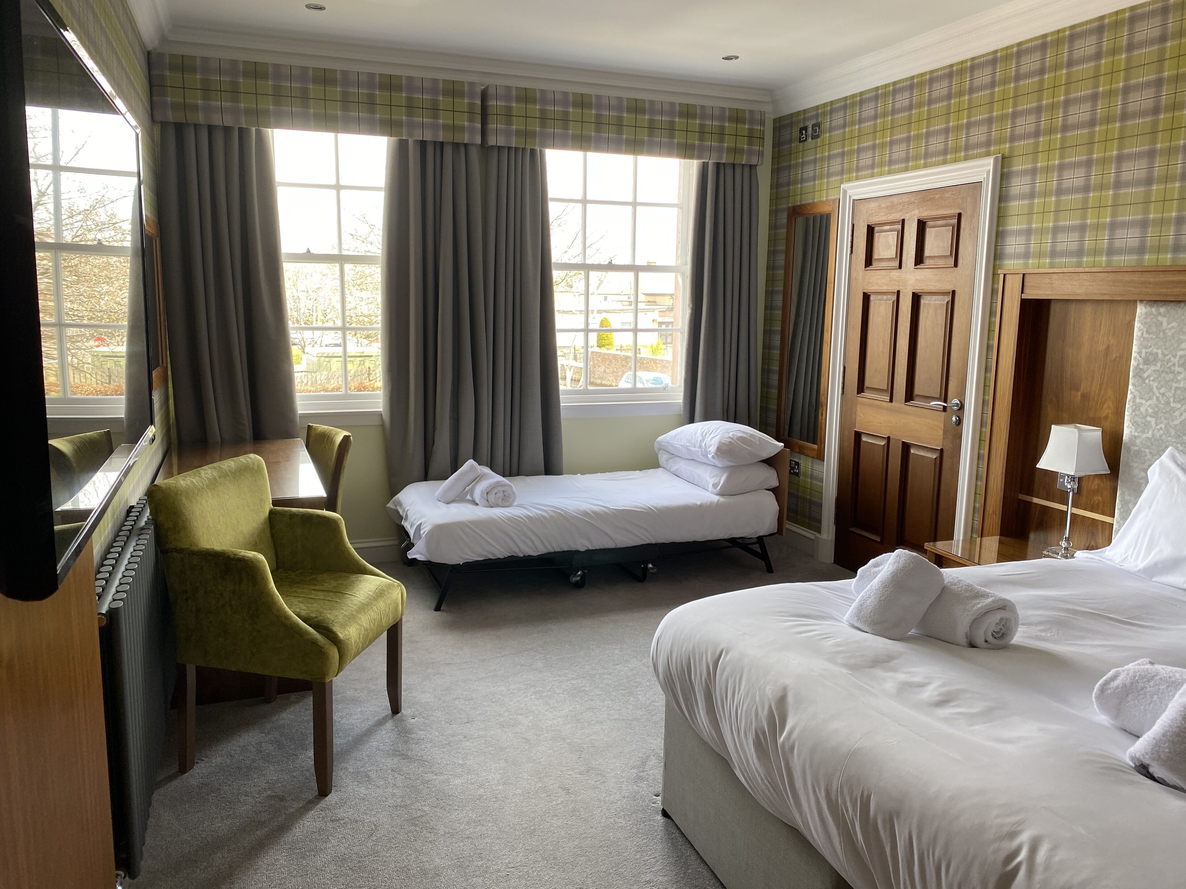 family room | 1 bedroom, hypo-allergenic bedding, in-room safe, desk