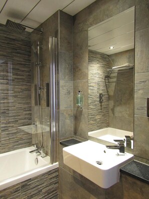Chambre classique double, 1 lit double | Salle de bain | Articles de toilette (gratuits), séchoir à cheveux, serviettes fournies