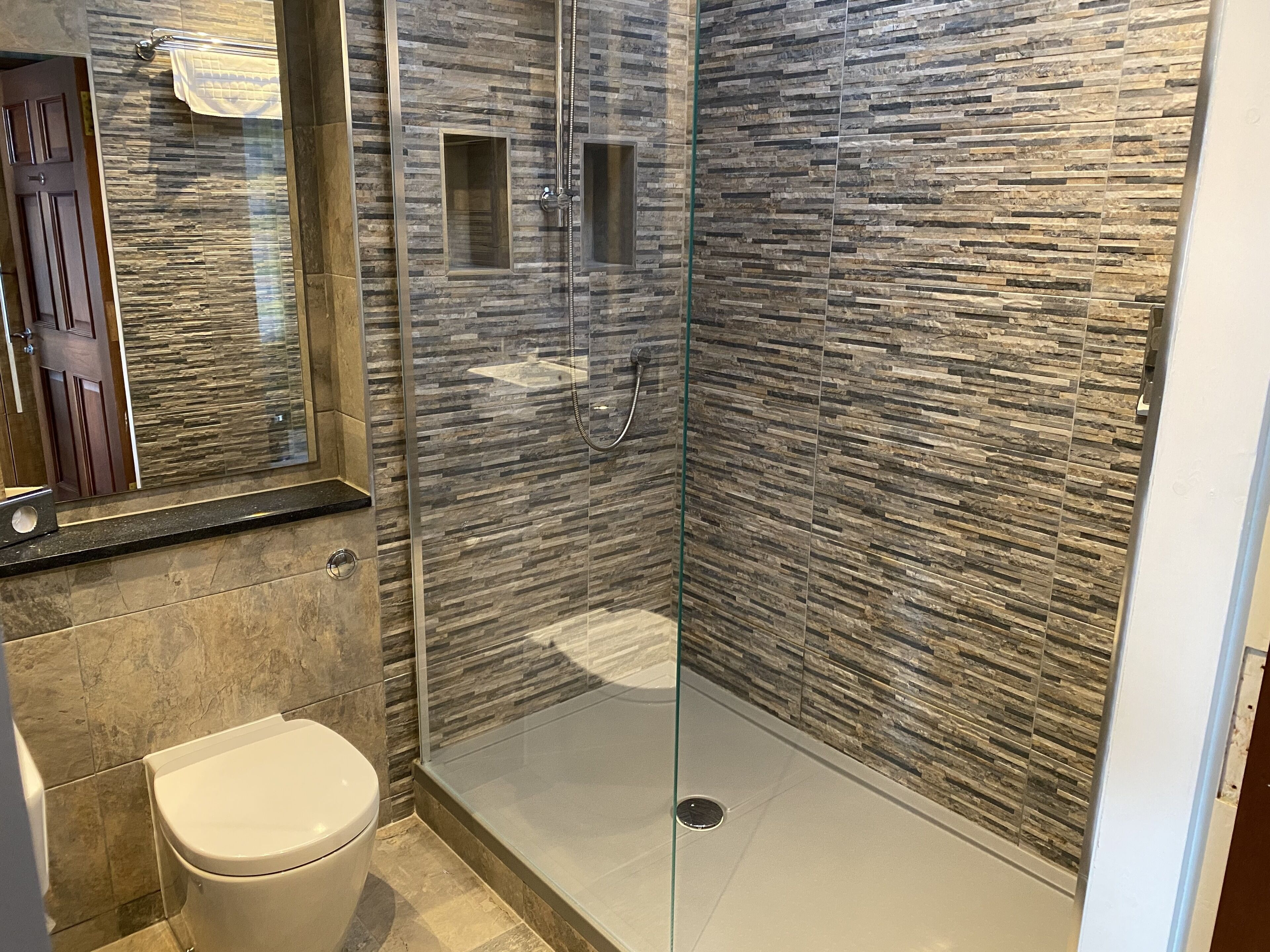 deluxe double or twin room | bathroom | free toiletries, hair dryer, towels