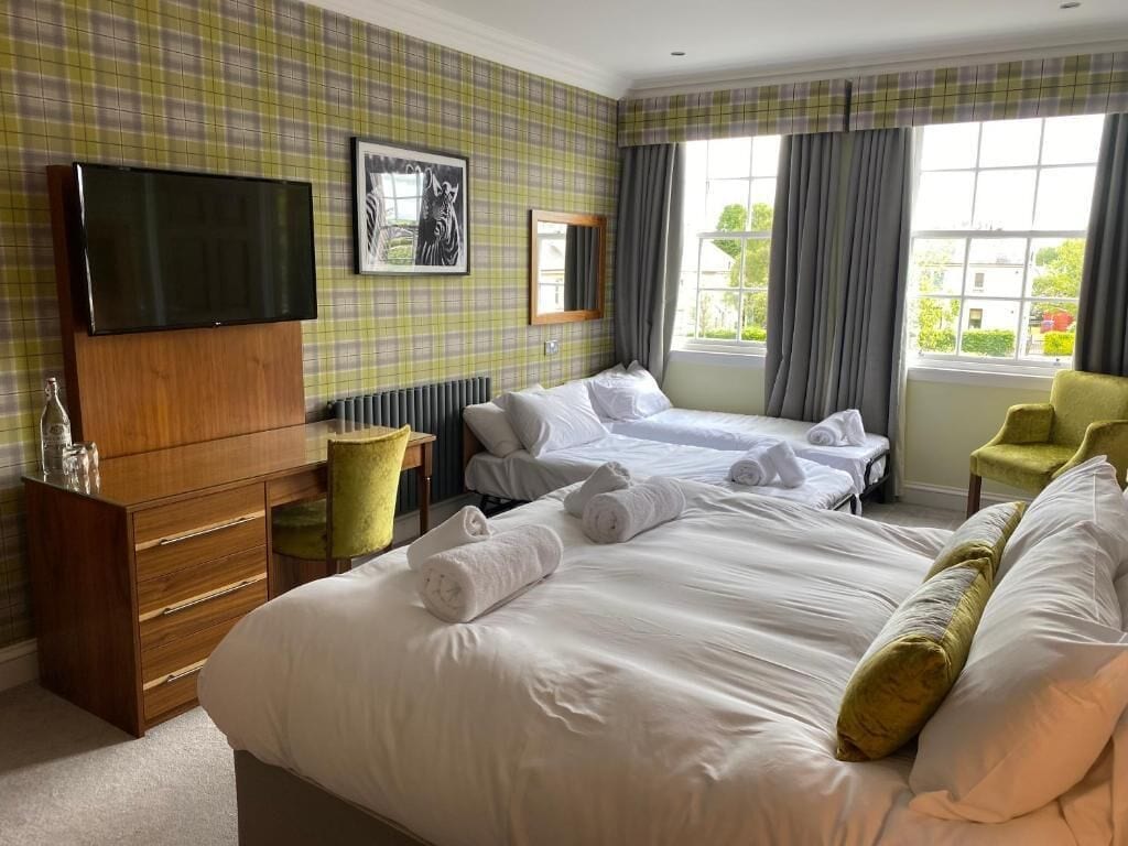 family room | 1 bedroom, hypo-allergenic bedding, in-room safe, desk