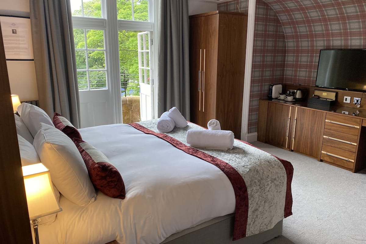 superior double room, 1 king bed, balcony, garden view | 1 bedroom, hypo-allergenic bedding, in-room safe, desk