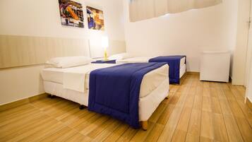 Minibar, coffres-forts dans les chambres, bureau, rideaux occultants