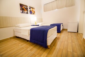 Minibar, caja fuerte, escritorio y cortinas opacas