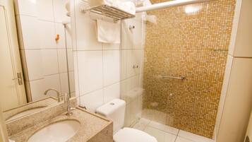 Dusche, Regendusche, kostenlose Toilettenartikel, Handtücher