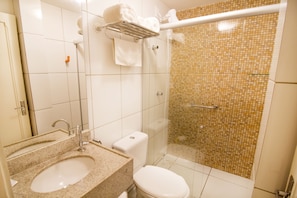 A bathroom with a sink, toilet, and shower. - Hotel Villa Smart (Fortaleza)