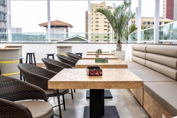 Café da manhã com buffet grátis todos os dias