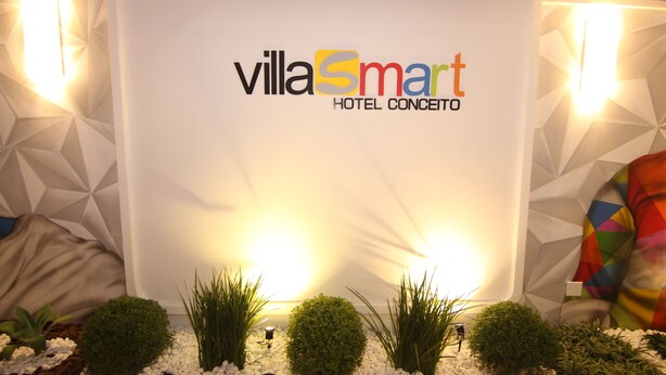 A sign for 'villa smart hotel concerto' with a geometric wall design and decorative plants. - Hotel Villa Smart (Fortaleza)