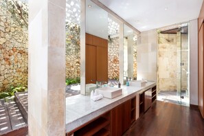 Villa familiale | Salle de bain | Baignoire et douche séparées, baignoire profonde