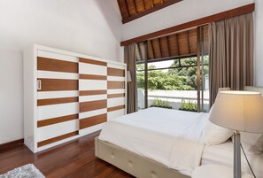3 bedrooms, in-room safe, iron/ironing board, free WiFi - Villa Summer by Villa Finder (Seminyak)