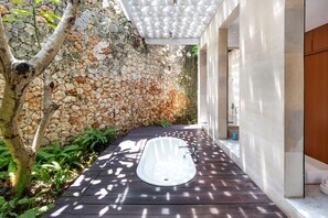 Family Villa | Bathroom | Separate bathtub and shower, deep-soaking bathtub, free toiletries - Villa Summer by Villa Finder (Seminyak)