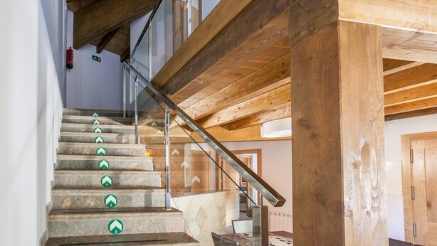 A staircase with glass railings and wooden beams, leading to an upper floor. - El Abrigaño del Cañon I y II (Valle de Sedano)