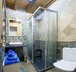 Maison, 5 chambres (Duplex) | Salle de bain | Douche, sĂšche-cheveux, serviettes fournies