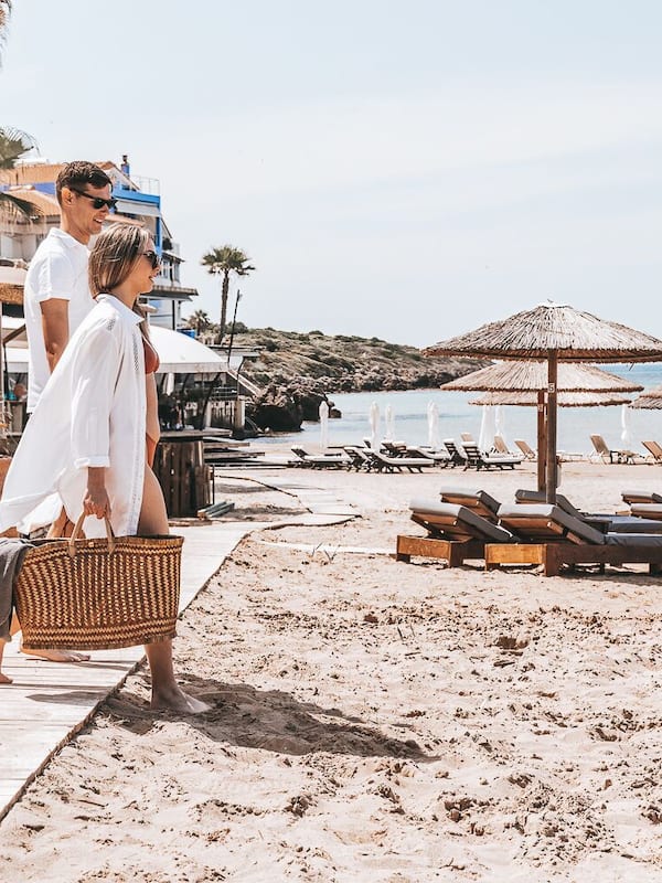 Plage, chaises longues, parasols, serviettes de plage