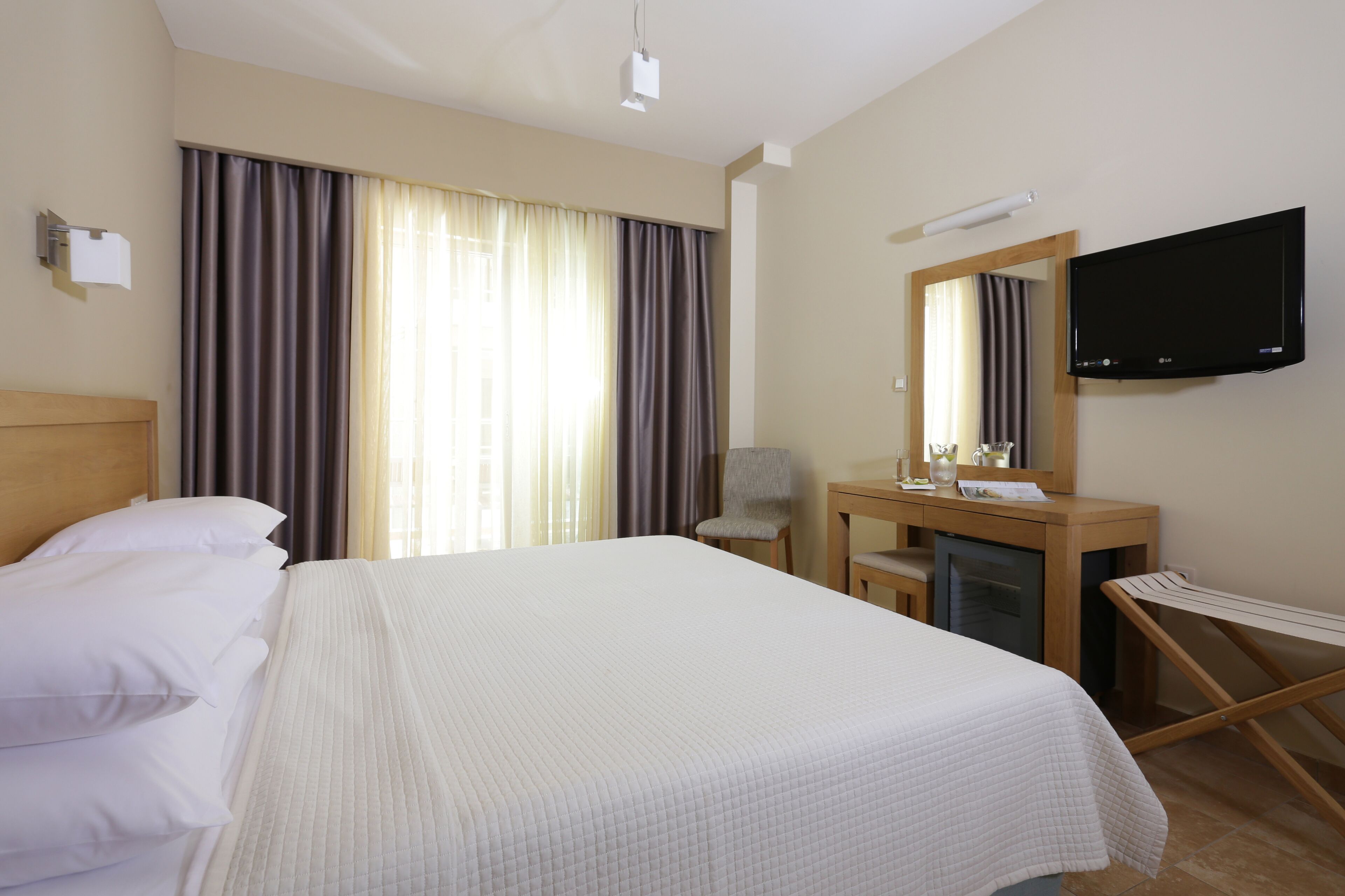 standard double room, partial sea view | minibar, in-room safe, desk, blackout curtains