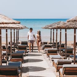 Trên bãi biển, ghế dài tắm nắng, dù trên bãi biển, khăn tắm biển