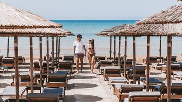 Am Strand, Liegestühle, Sonnenschirme, Strandtücher