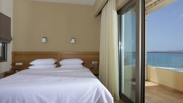 Chambre Double Premium, vue mer | Minibar, coffres-forts dans les chambres, bureau, rideaux occultants