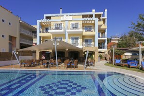 Seasonal outdoor pool, pool umbrellas, sun loungers - Hotel Almira (Pineios)