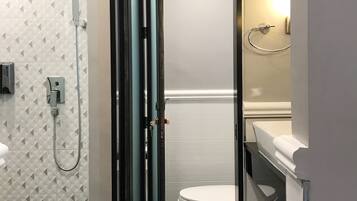 Studio | Bathroom | Shower, rainfall showerhead, free toiletries, hair dryer