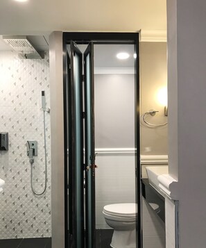 Studio | Bathroom