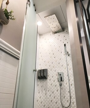 Studio | Bathroom shower