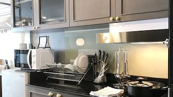 Studio | Privékitchenette | Een koelkast, een microgolfoven, een kookplaat