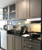Studio | Private kitchenette | Fridge, microwave, stovetop, coffee/tea maker