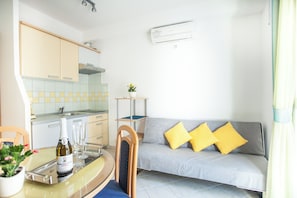 Studio Standard, balcon, vue jardin | Coin cuisine privé | Réfrigérateur, micro-ondes, cafetière/bouilloire, bouilloire électrique