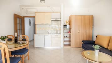 Appartement Familial, 1 chambre, balcon, vue mer | Coin cuisine privé | Réfrigérateur, micro-ondes, cafetiÚre/bouilloire, bouilloire électrique