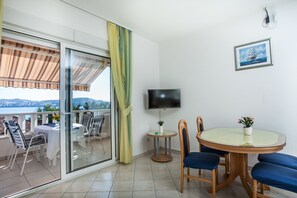 家庭公寓, 1 间卧室, 阳台, 海景 | 起居区 | 25-英寸纯平电视 （配备卫星频道）、电视