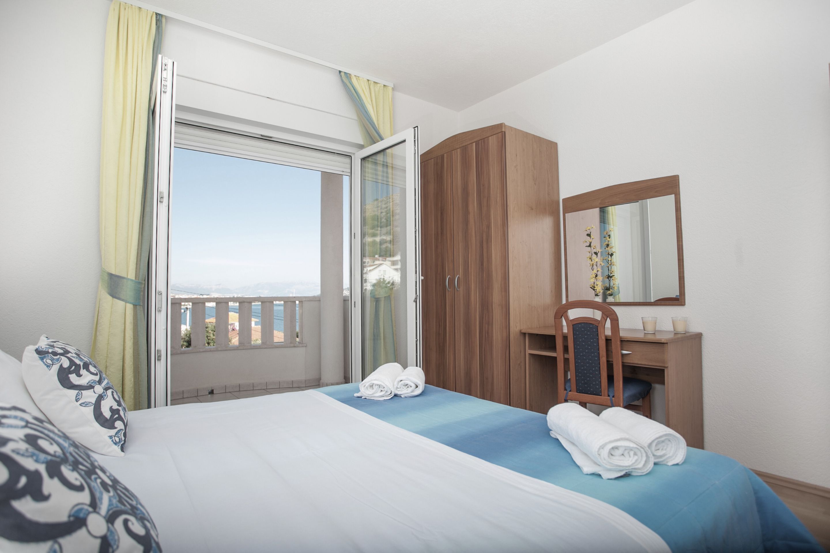 Familieleilighet, 1 soverom, balkong, sjøutsikt | Lydisolert, strykejern/-brett, reiseseng for barn og wi-fi (inkludert)